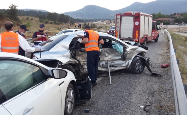 Seydikemer’de otomobiller çarpıştı: 2 yaralı