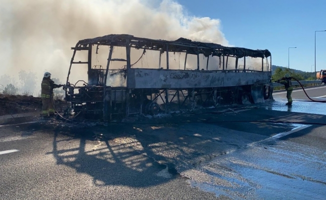 Seyir halindeki otobüs alev alev yandı, 19 yolcu son anda kurtuldu