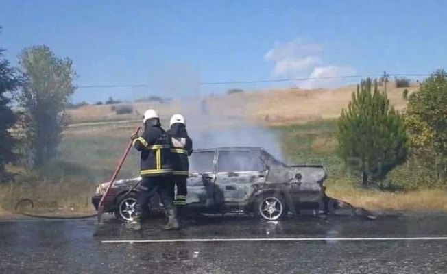 Seyir halindeki otomobil alev alev yandı
