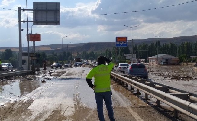 Sivas-Ankara Karayolunda taşkın nedeniyle ulaşım aksadı