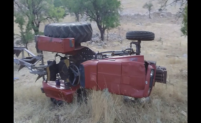 Tarlada traktör devrildi: 1 ölü