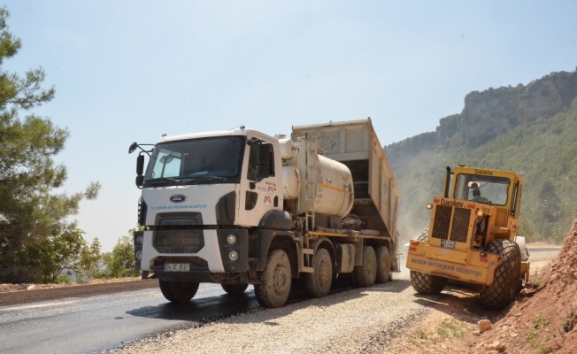 Tarsus’ta kırsal bölgelerde asfalt çalışmaları sürüyor