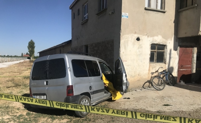 Ticari araç evin duvarına çarptı: 1 ölü, 2 yaralı