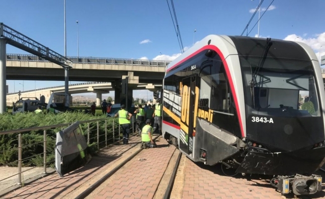 Ticari araçla çarpışan tramvay raydan çıktı: 2 yaralı