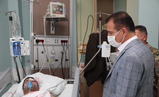 Vali Akbıyık, hastanede tedavi gören yaralı vatandaşı ziyaret etti