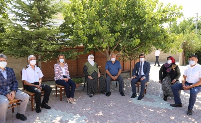 Vali Becel, Derinkuyu’da şehit ailesini ziyaret etti