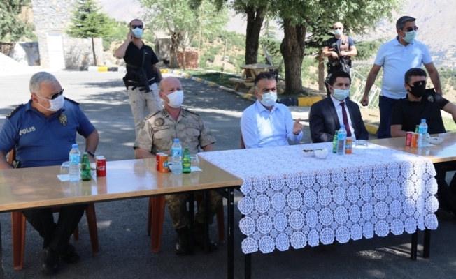 Vali Çağatay, deprem bölgesindeki muhtarlarla bir araya geldi