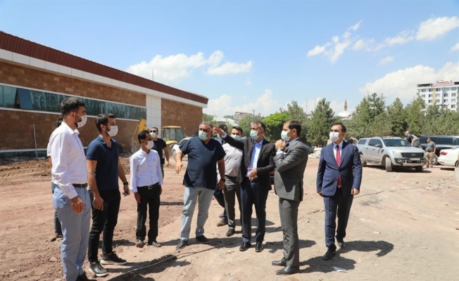 Vali Oktay Çağatay, Ahlat’ta yapımı devam eden hastane inşaatını inceledi