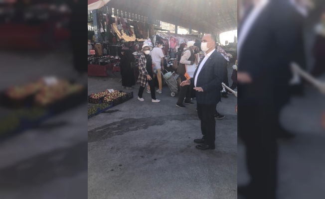 Vali, şikayetlerin geldiği pazarda maske denetimi yaptı