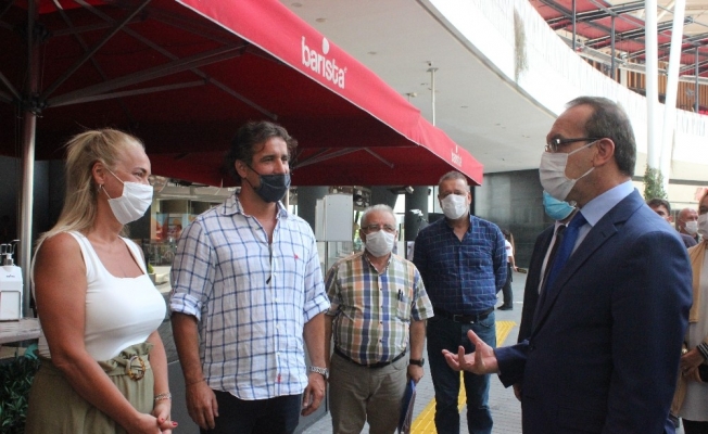 Vali Yavuz AVM’de mağazaları tek tek dolaşıp korona virüse karşı uyardı