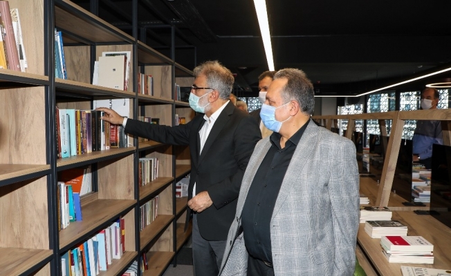 7/24 Kütüphane’ye ilk kitap bağışı Taner Yıldız’dan