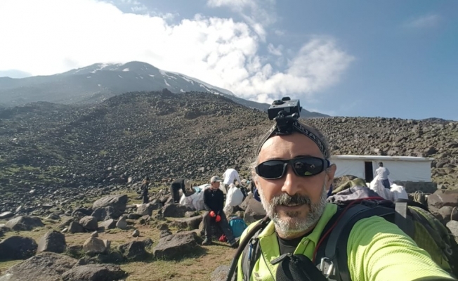 Ağrı Dağı’nın zirvesinde 3 gün 2 gece kalan Dağcı, Türkiye’nin 81 farklı zirvesine tırmanacak