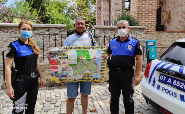 Alanya'da polis turistlere rehber oluyor