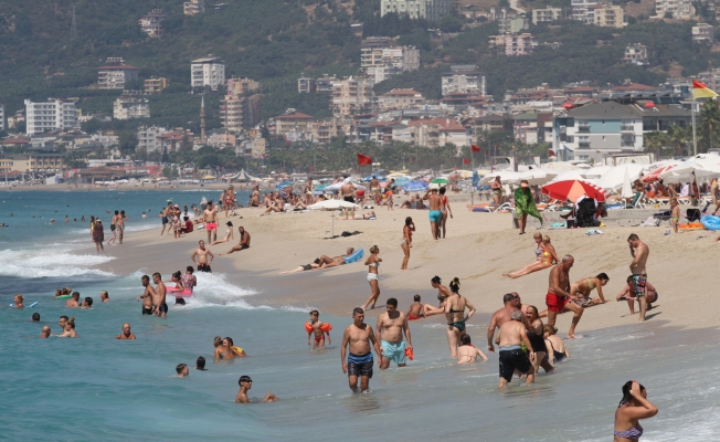 Alanya'da  sıcaktan bunalan turistler soluğu plajlarda aldı  