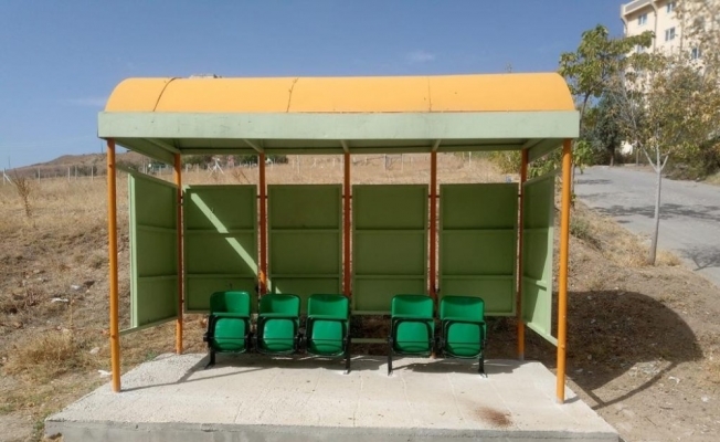 Bahşılı’da durak koltukları yenilendi