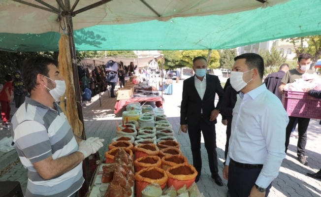 Başkan Arı, Güzelyurt Mahallesinde semt pazarını gezdi