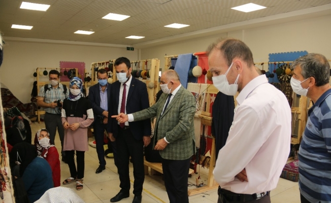 Başkan Öztürk Yahyalı El Halısı Dokuma Kursunu ziyaret etti