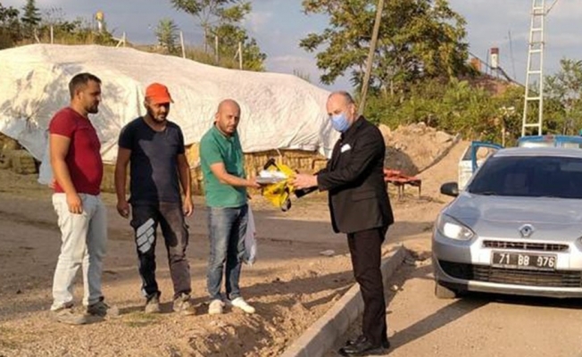 Başkan Tekin’den işçilere tatlı ikramı