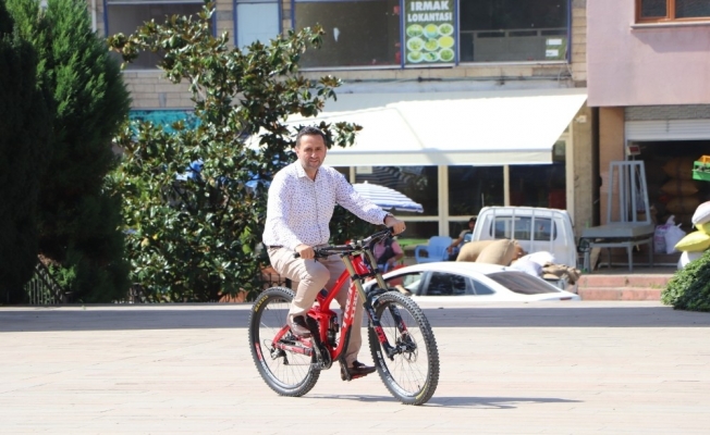 Başkan Yanmaz şampiyonun bisikletini sürdü