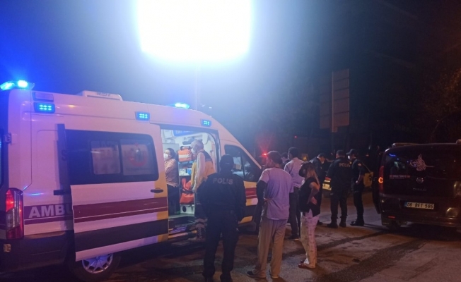 Başkent’te kırmızı ışıkta geçen otomobil kaza yaptı: 3 yaralı