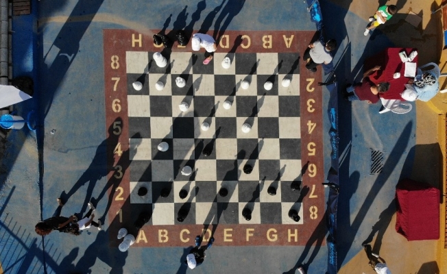 Çocuk Sokağı’nda sosyal mesafeli satranç