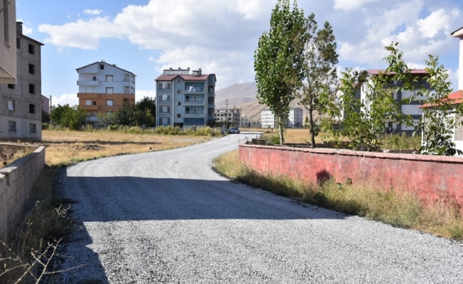 Cumhuriyet ve Kale mahallelerinde yol yenileme çalışması
