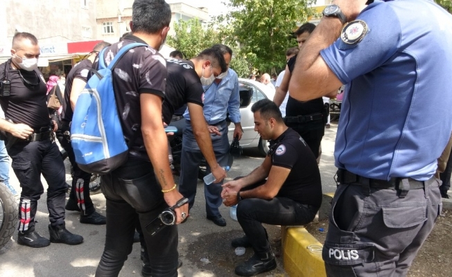 ’Dur’ ihtarına uymayanların peşine düşen polisler kaza yaptı
