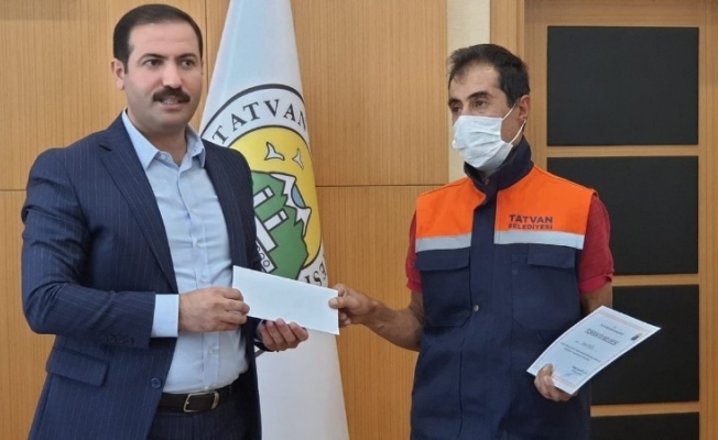 Ekmek teknesi çöp kovasını eliyle silen temizlik işçisine ödül