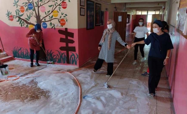 Fedakar öğretmenler okullarını sabunlu suyla yıkadılar