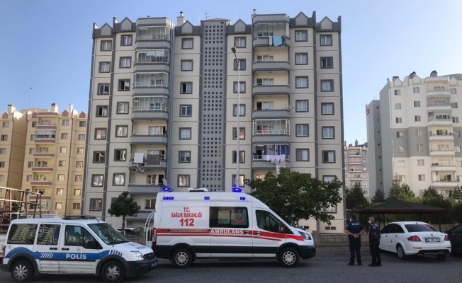 Genç şahıs aparman boşluğunda kendini asarak intihar etti