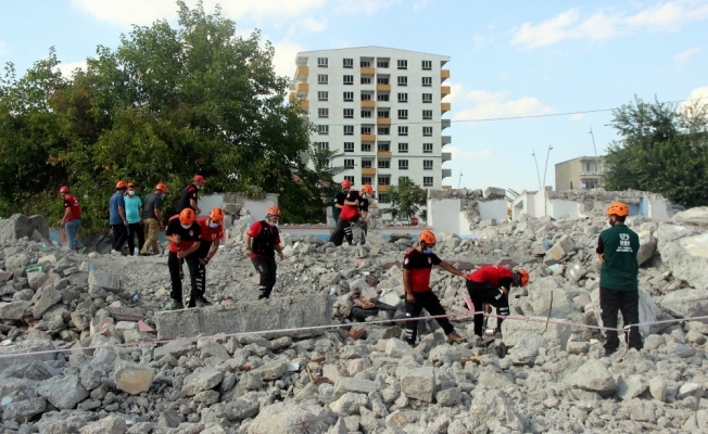 İHH Gönüllüleri Enkazda Arama Kurtarma Eğitimleri için Kayseri’de