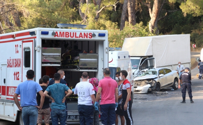 İşçileri taşıyan kamyonet ile otomobil çarpıştı: 19 yaralı