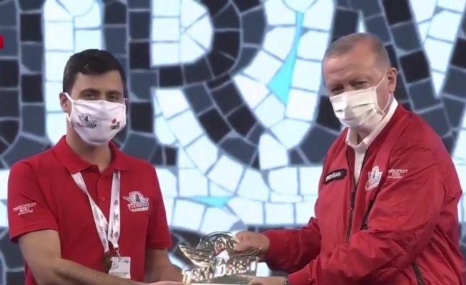ISUBÜ’lü öğrenciler ödüllerini Cumhurbaşkanı Erdoğan’ın elinden aldı