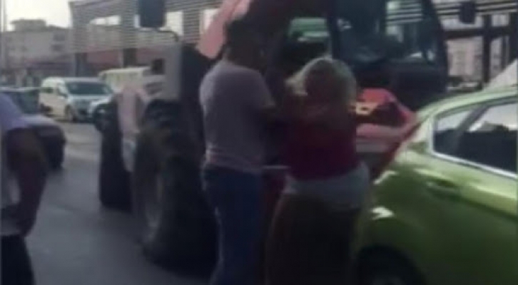 Kadın sürücü ile kamyon şoförü tekme tokat kavga etti