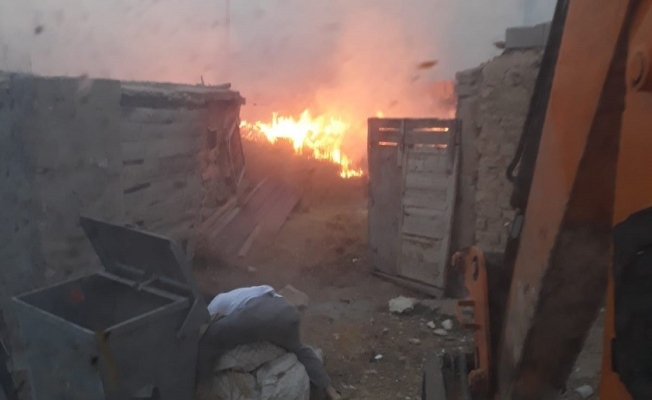 Karaman’da ahırda başlayıp samanlık ile eve sıçrayan yangın güçlükle söndürüldü
