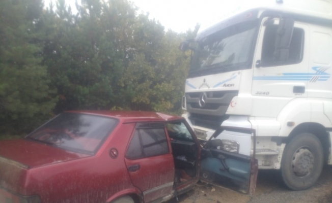Kastamonu’da otomobil ile kamyon çarpıştı: 2 yaralı