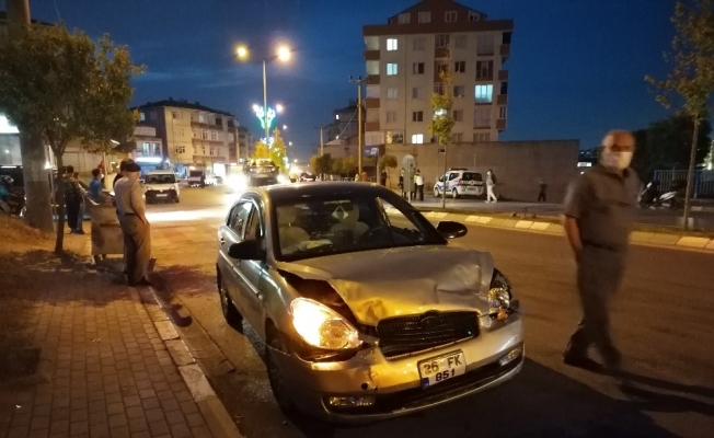 Kocaeli’de kavşakta iki otomobil çarpıştı: 4 yaralı