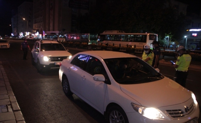 Maske takmayan vatandaştan ceza yazan polise tepki