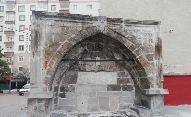 Melikgazi’de görüntü kirliliği oluşturan duvar yazıları silinecek