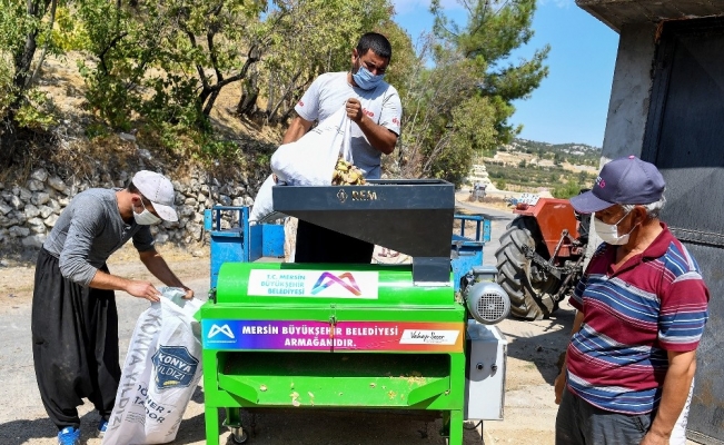 Mersin Büyükşehir Belediyesi’nden badem üreticilerine makine desteği
