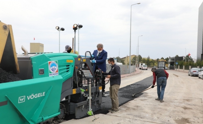 Mini asfalt makinası ile Melikgazi’de asfaltsız yol kalmayacak