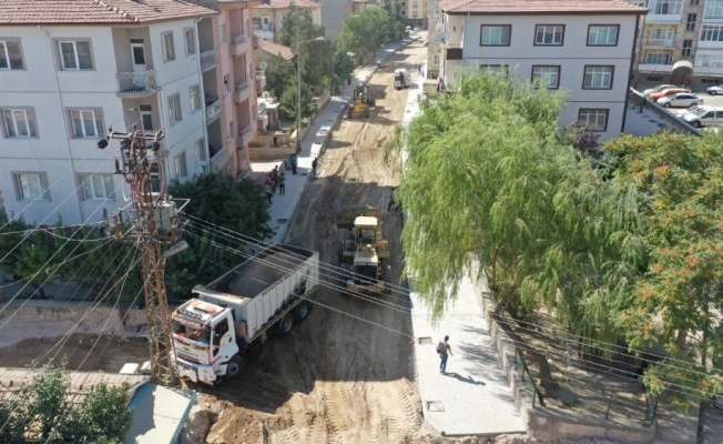 Nar Yolu Sokak’ta sıcak asfalt serimi için son hazırlıklar yapılıyor