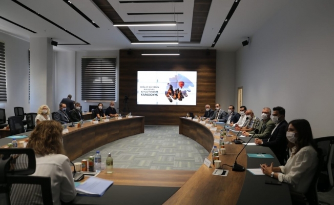 Nevşehir Valisi Becel konaklama sektörü temsilcileriyle bir araya geldi