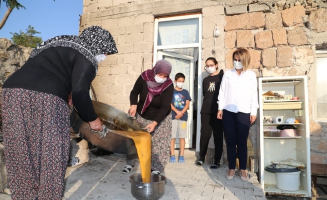 Nevşehir Valisi Becel, köyde pekmez kaynattı