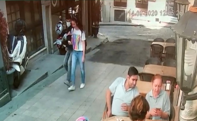 (Özel) Taksim’de genç kızın dehşeti yaşadığı kapkaç kamerada