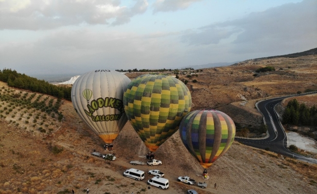 Pamukkale’de balon uçuşlarına Rus turistlerden ilgi