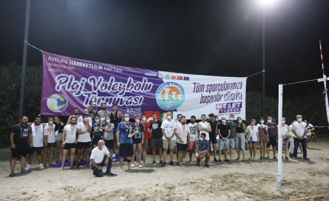 Plaj Voleybolu Turnuvasında kupaları Başkan Tarhan verdi