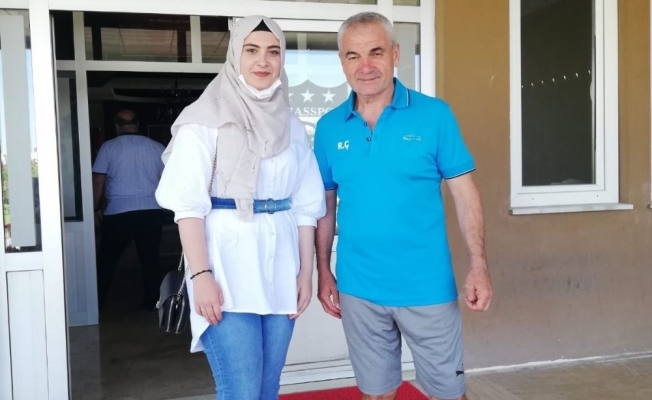 Rıza Çalımbay, fanatik Sivassporlu Hatice’yi kulüpte misafir etti