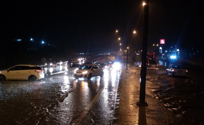 Sağanak yağış sonrası yollar göle döndü, İstanbul - Çanakkale yolu trafiğe kapandı