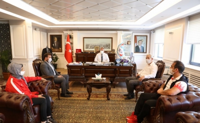 Şampiyonlar, madalyalar ile Başkan Palancıoğlu’nu ziyaret etti